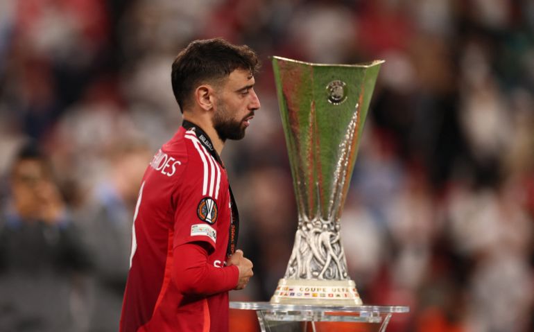 دوري أوروبا - النهائي - توتنهام هوتسبور ضد مانشستر يونايتد - سان ماميس ، بلباو ، إسبانيا - 21 مايو ، 2025 ، يبدو برونو فرنانديز من مانشستر يونايتد مكتئبًا وهو يسير بعد الكأس بعد جمع المتسابقين في ميدالية.