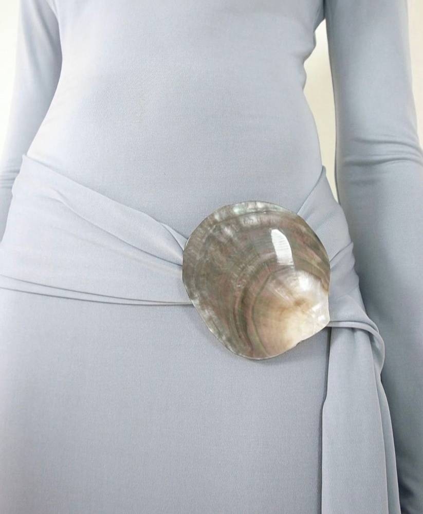 الأصداف واللؤلؤ تزين أزياء الصيف