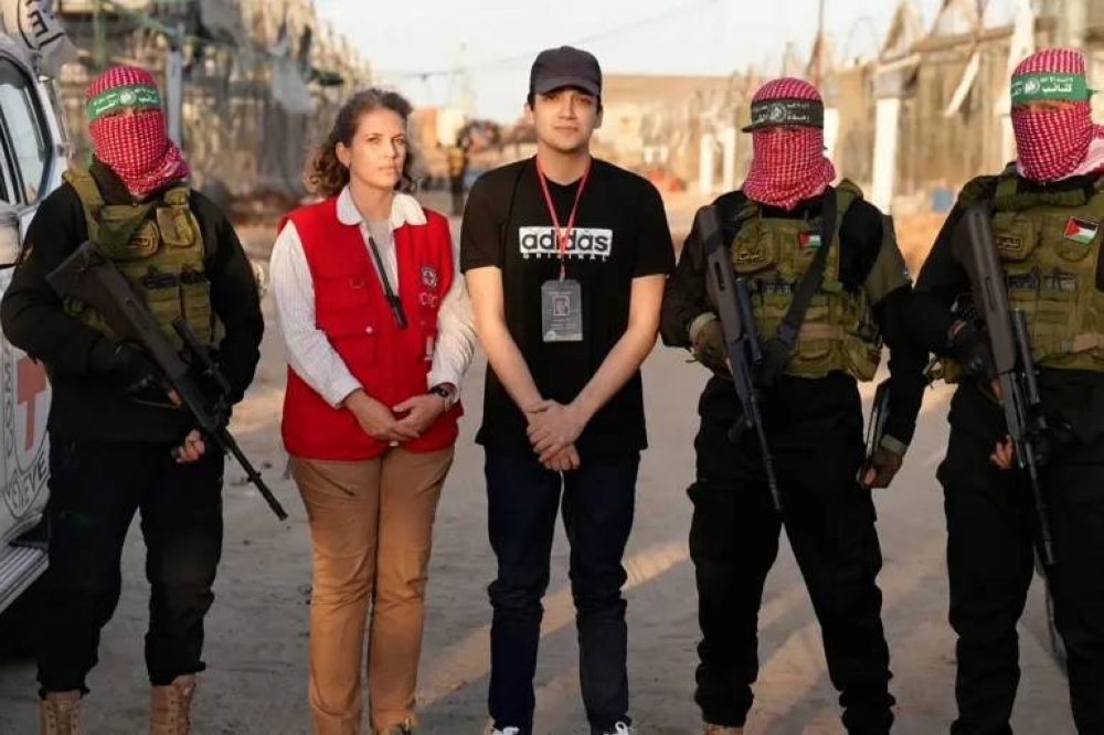 «حماس» تطلق الأسير الأمريكي الإسرائيلي.. وعائلته: سيسافر للدوحة للقاء ترمب