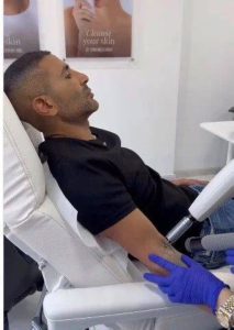 أحمد سعد يفاجئ جمهوره بإزالة الوشم من جسمه ويبدأ مرحلة العلاج