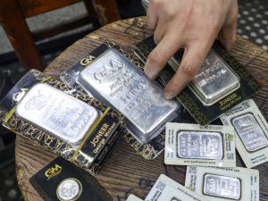 تعرف على تاريخ الفضة وعلاقتها بالذهب