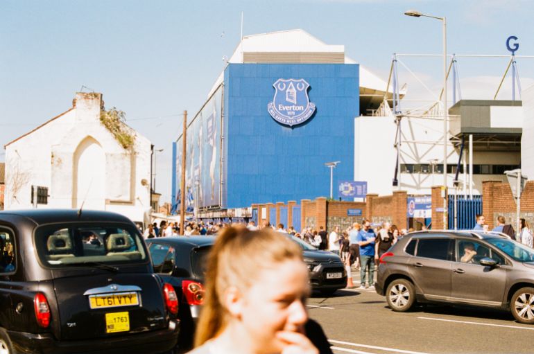 منظر واحد من حديقة Goodison يقف من خارج ملعب Everton's Stadium