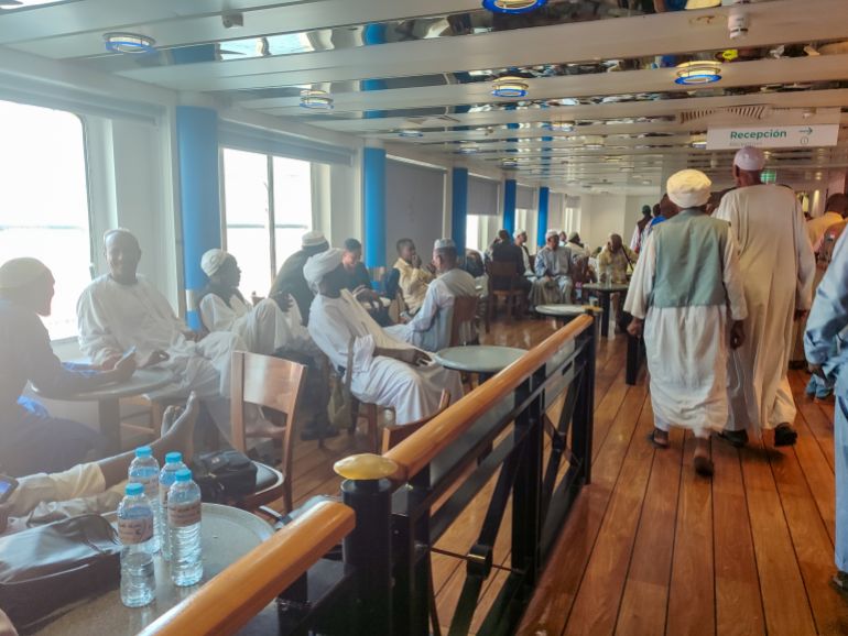 9.حجاج سودانيين داخل الباخرة المتوجهة للأراضي المقدسة.