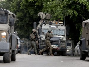 إضراب عام بمناطق في الضفة والاحتلال يصعد حملات الاعتقال