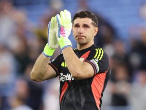 الأرجنتيني مارتينيز حارس أستون فيلا يودع جماهير الفريق باكيا