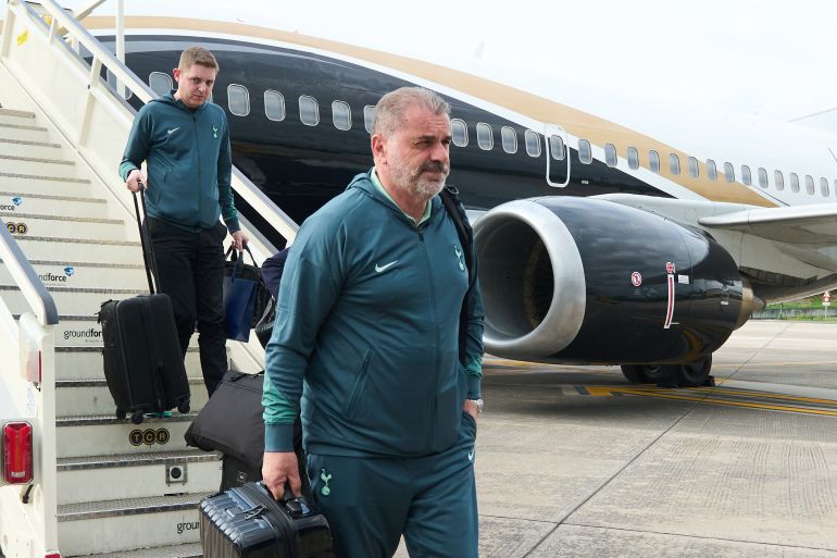 Ange Postecoglou يتفاعل.
