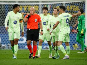 يويفا يؤكد ثقته بالحكم مارتشينياك رغم احتجاجات برشلونة