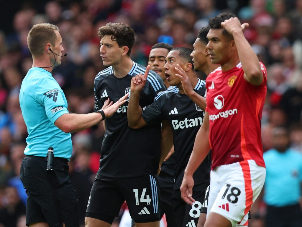 فيلا يشكو الحكم “عديم الخبرة” بعد هزيمته أمام يونايتد وحرمانه من دوري الأبطال