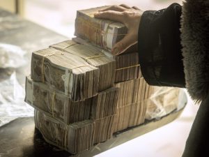 تراجع طفيف في سعر صرف الليرة السورية مقابل الدولار اليوم الخميس
