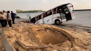 عالقون تحت أنقاض منزل والجيش الإسرائيلي يمنع انتشالهم
