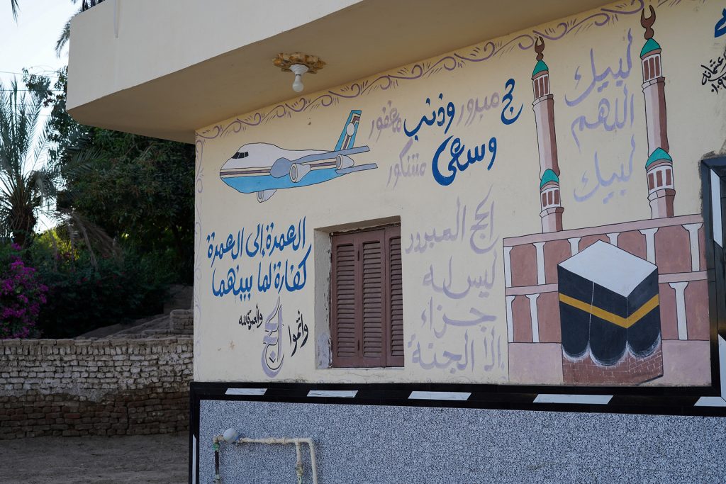 عادات الحجيج في صعيد مصر.. أهازيج تراثية وجداريات تخلد “رحلة العمر”