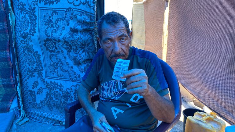 يفتقد المريض سليمان عرفات دواء الضغط الذي اعتاد عليه ويعاني من تدهور على حالته الصحية-رائد موسى-دير البلح-الجزيرة نت