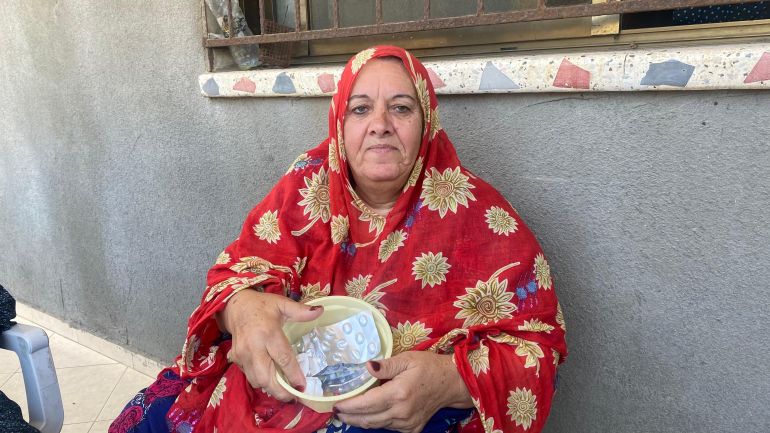 أم ساهر نصار تناولت مضطرة أدوية منتهية الصلاحية بسبب أزمة الدواء الحادة في قطاع غزة-رائد موسى-دير البلح-الجزيرة نت