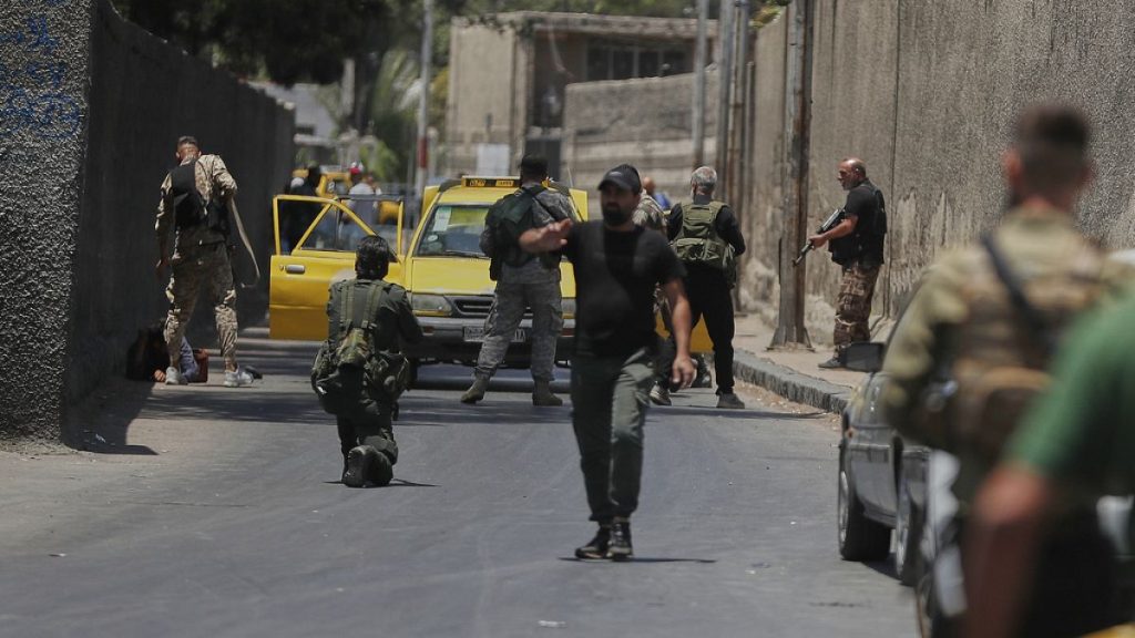 سلطة في الظل.. هل حلّ “الشيخ” مكان الدولة في سوريا؟