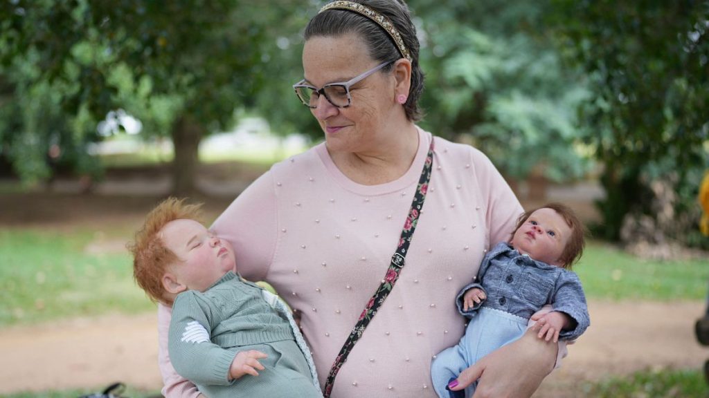 فيديو. “الدمى الواقعية” تثير الجدل في البرازيل بين العلاج النفسي والخيال المفرط