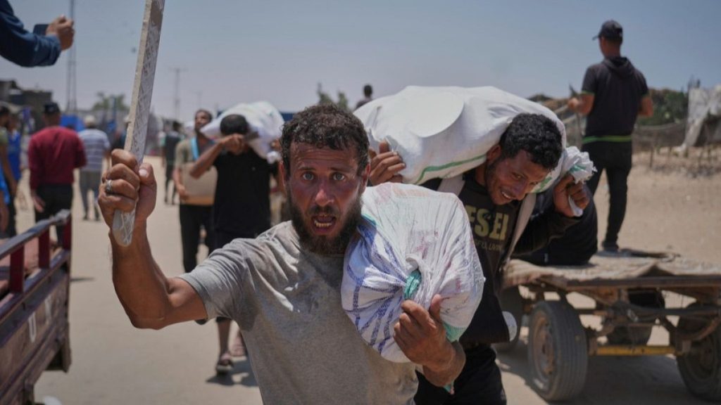 رصاص وجثث وصناديق فارغة: أستاذ جامعي يروي رحلة معاناته للحصول على لقمة طعام في غزة