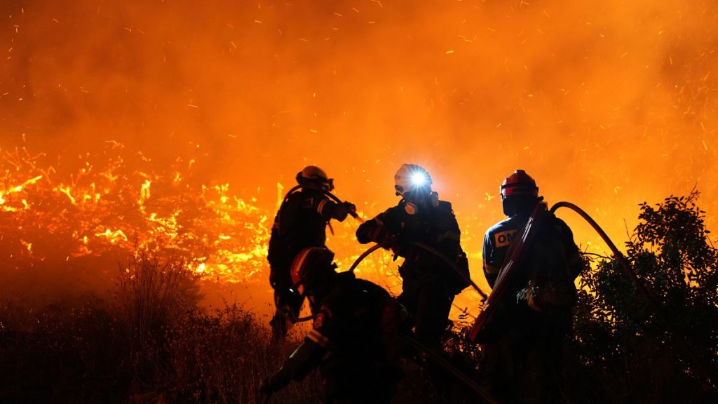 فيديو. اليونان: تواصل جهود إطفاء حريق بجزيرة خيوس مع استمرار عمليات الإجلاء