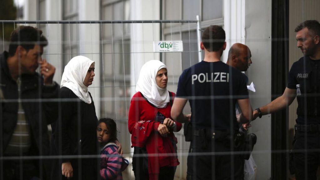 محكمة ألمانية تُدين طرد ثلاثة من طالبي اللجوء ووزير الداخلية يردّ: “لن نغيّر نهجنا”