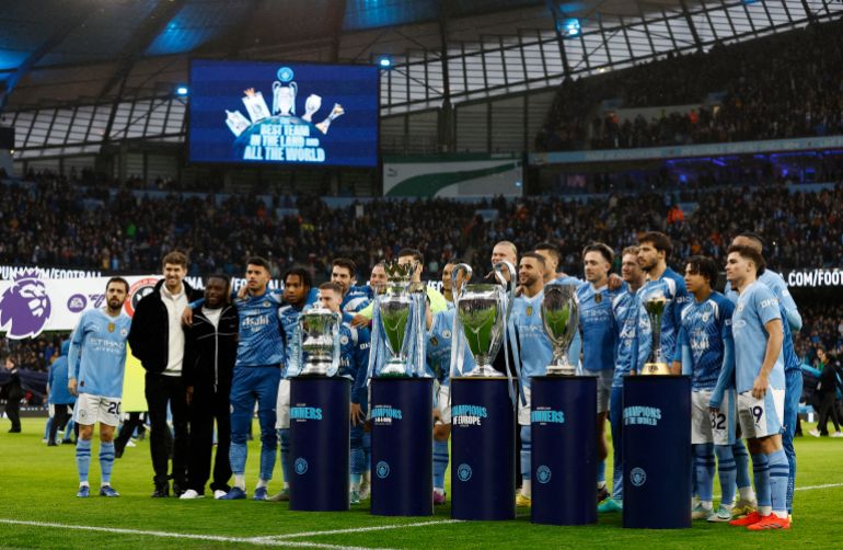 General View حيث يظهر لاعبو مانشستر سيتي مع الدوري الإنجليزي الممتاز ، ودوري أبطال أوروبا ، وكأس الاتحاد الإنجليزي ، وكأس العالم للنادي وكأس سوبر