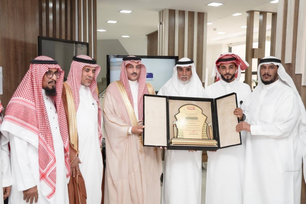 محافظ صامطة يكرّم مدير ومنسوبي مركز الرعاية الأولية بالدريعية