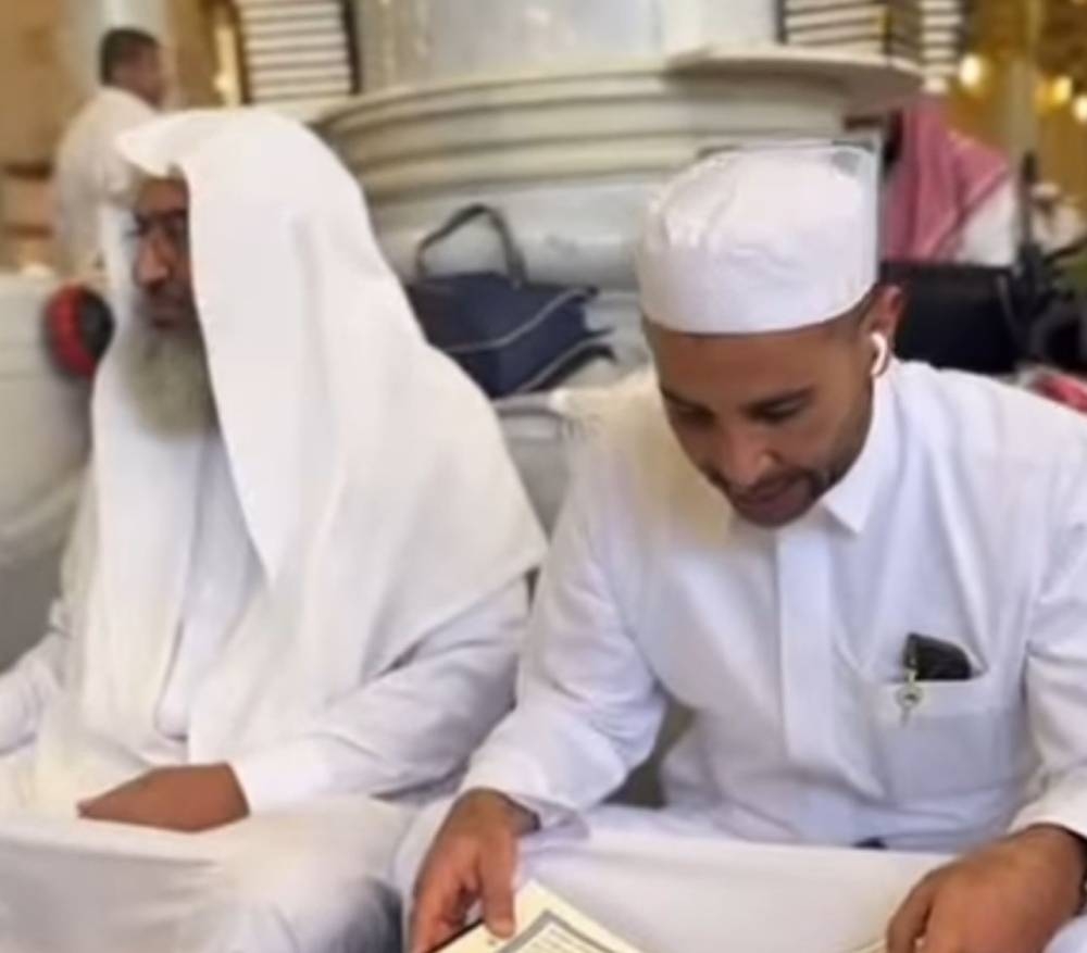 أحمد سعد يشارك جمهوره تعلّمه تجويد القرآن داخل المسجد النبوي