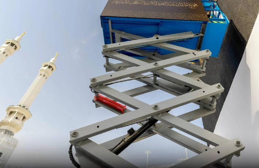 بدء أعمال مراسم تغيير كسوة الكعبة المشرفة في إرث متواصل يمتد لـ 100 عام