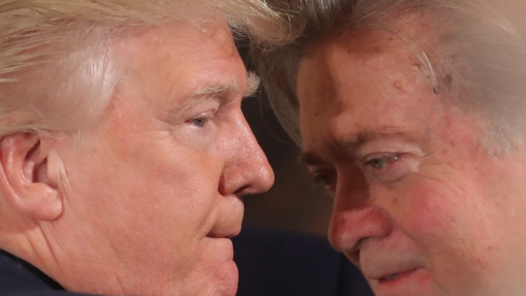 لماذا يعارض مهندس “أميركا أولا” الحرب على إيران؟