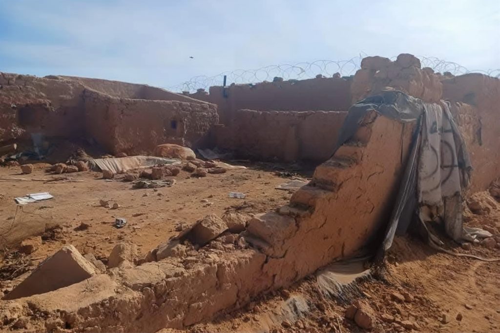 العائلات السورية تُخلي مخيم الركبان وتختار العودة رغم قساوة الظروف