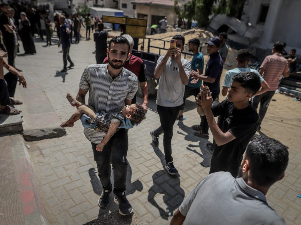 عشرات الشهداء والجرحى في غزة عشية العيد