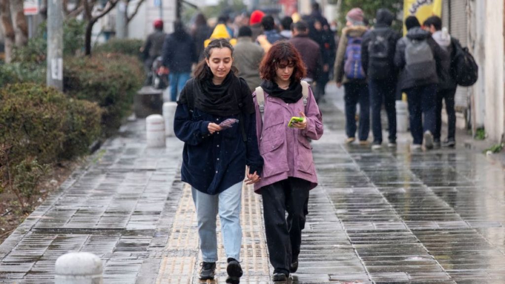 طهران تحت النار: كيف تحولت المساحات الرقمية إلى ملاجئ لشباب إيران