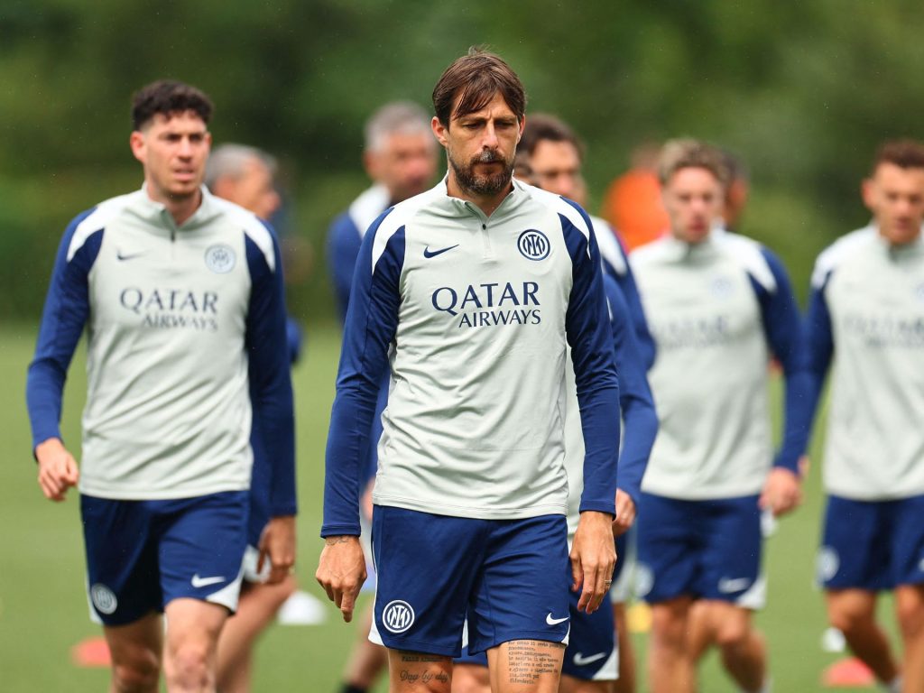 شاهد.. أتشيربي مدافع إنتر ميلان يهدد مشجعا: “أنا مجنون سأضربك بقوة”