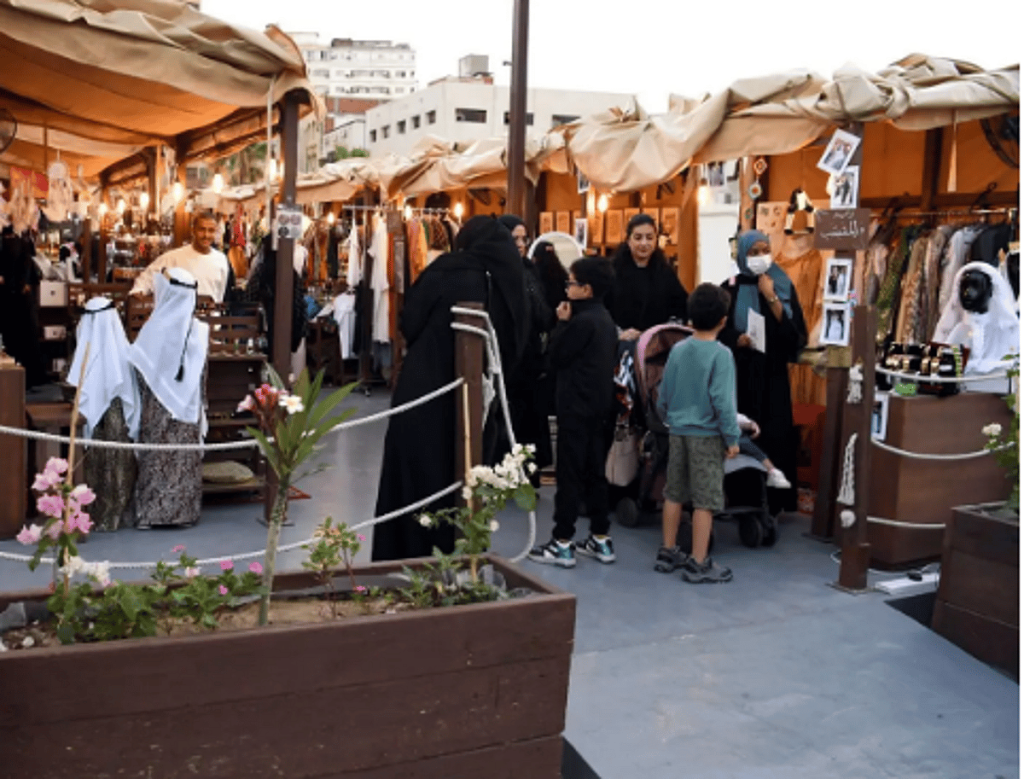 أسواق جدة التاريخية تشهد توافد الحجاج المغادرين لاقتناء الهدايا والتذكارات