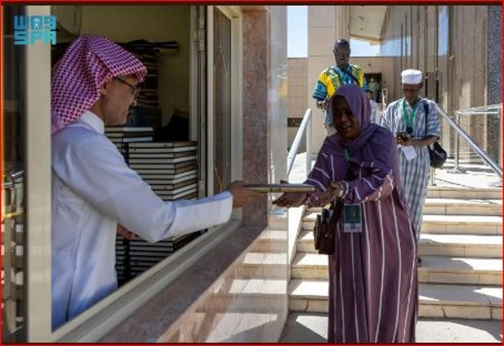 ضيوف برنامج خادم الحرمين للحج يزورون مُجمّع طباعة المصحف الشريف بالمدينة المنورة