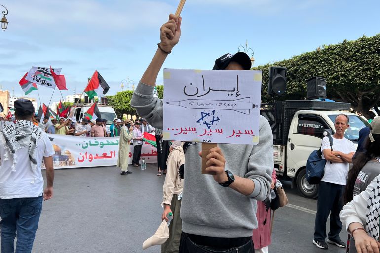 لافتة للتضامن مع إيران ضد العدوان الذي تتعرض له