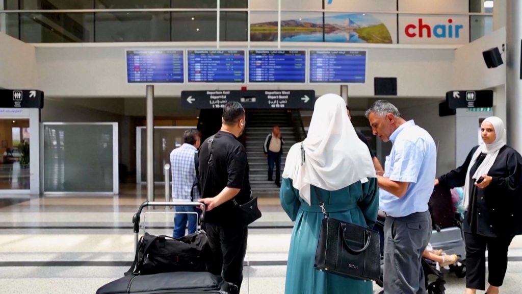 بالفيديو.. إرباك في مطار بيروت ورحلات محدودة بانتظار استئناف كامل