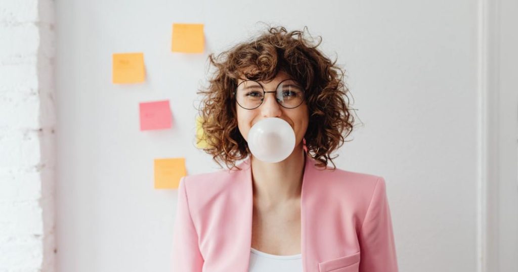 مضغ العلكة قبل الأكل.. حيلة غذائية أم فخ للجهاز الهضمي؟