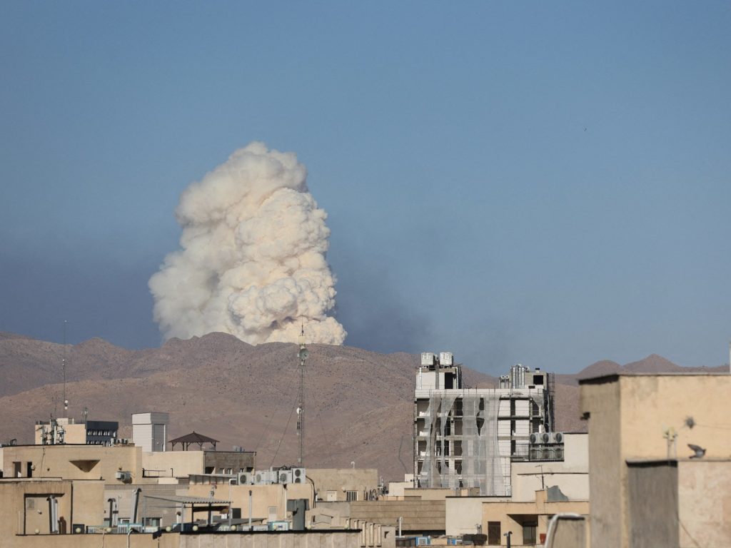 إيران تسقط مسيّرات وتعتقل عملاء وإسرائيل تقصف مفاعلا بحثيا