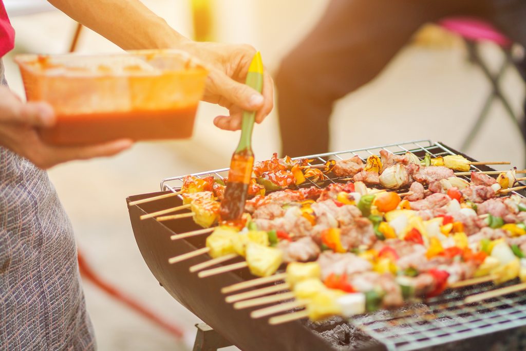 كيف تحوّل الشواء من طعام العبيد المخبأ إلى طقس اجتماعي ترفيهي؟