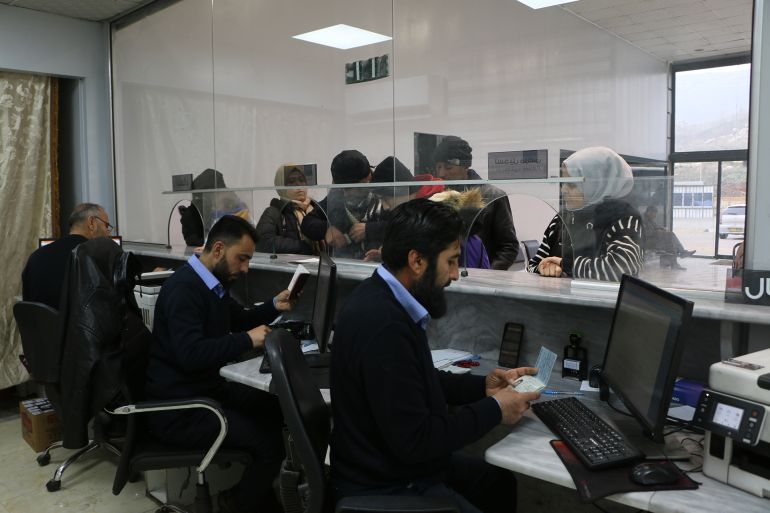 صورة من تسير معاملات الاجئين العائدين من تركيا إلى سوريا في معبر باب الهوى ٤