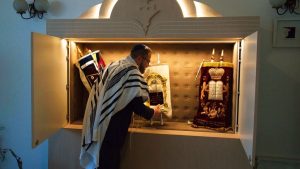 حفلة ختان يهودية في الإمارات والسفير الإسرائيلي معلقًا: من القدس إلى أبو ظبي تزدهر حياتنا