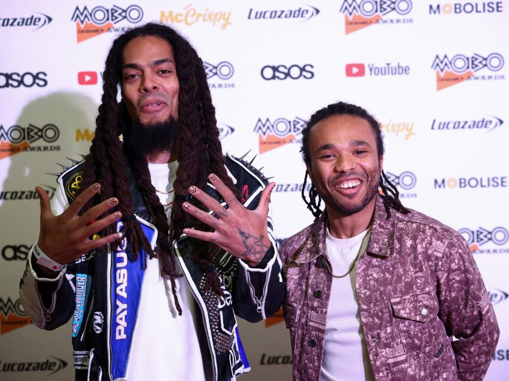 تقول شرطة المملكة المتحدة إن العروض المؤيدة للفعالية في غلاستونبري تخضع للتحقيق