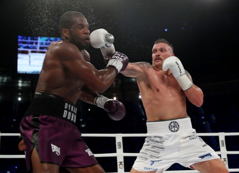 Oleksandr Usyk و Daniel Dubois في العمل.
