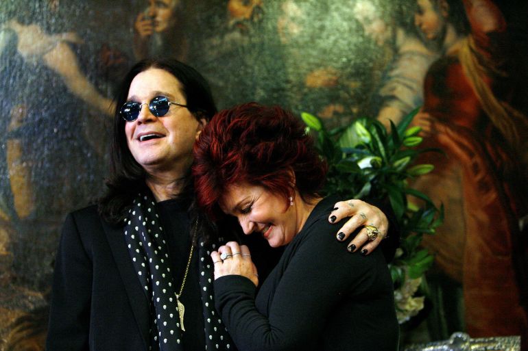 صورة الملف: يبتسم Ozzy و Sharon Osbourne أثناء وضعهما أمام بعض ممتلكاتهم في مزاد علني في بيفرلي هيلز ، كاليفورنيا ، 26 نوفمبر 2007. وسيفيد جزء من عائدات المزاد الذي يستمر يومين من منازل أوزبورن في برنامج سرطان القولون شارون أوسبورن.