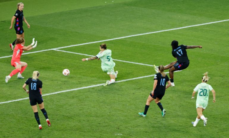كرة القدم - UEFA Women's Euro 2025 - نصف نهائي - إنجلترا ضد إيطاليا - Stade de Geneve ، لانسي ، سويسرا - 22 يوليو ، 2025 ميشيل أجيمانغ في إنجلترا يسجل هدفهم الأول