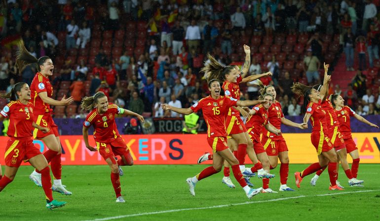 UEFA Women's Euro 2025 - نصف نهائي - ألمانيا ضد إسبانيا - Stadion Letzigrund ، زيوريخ ، سويسرا - 23 يوليو ، 2025 إسبانيا إيرين باريديس ، وجانا فرنانديز إسبانيا ، وماريا ماريا ماريا ماريا ماريا وليليلا أواهابي إسبانيا بعد المباراة بعد المباراة بعد المباراة