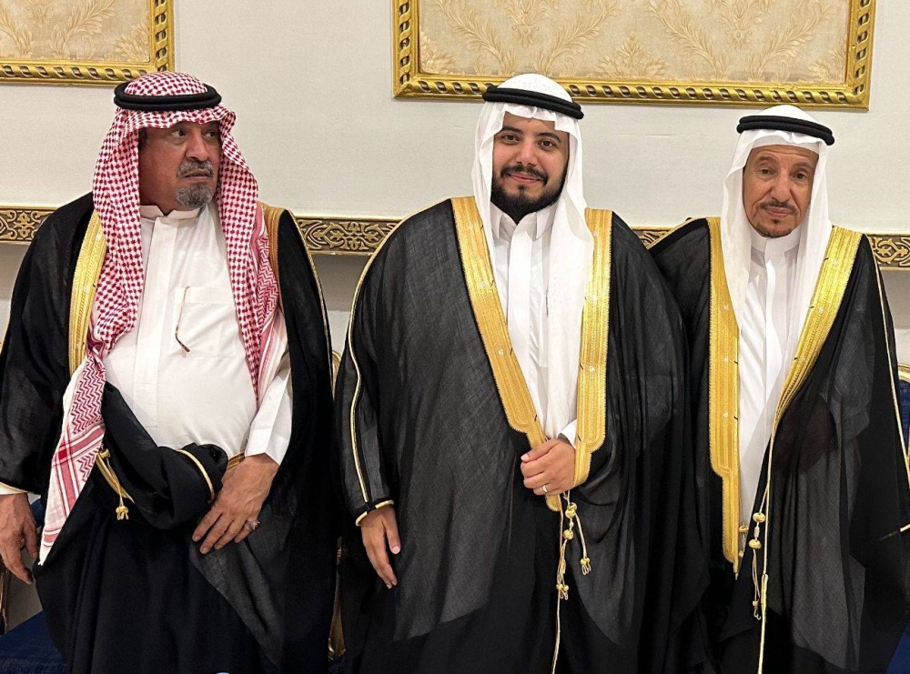 العريس مع والده ووالد العروس.