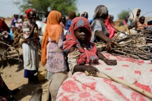 كارثة إنسانية.. سوء التغذية يفتك بحياة 13 طفلاً سودانياً نازحاً في دارفور