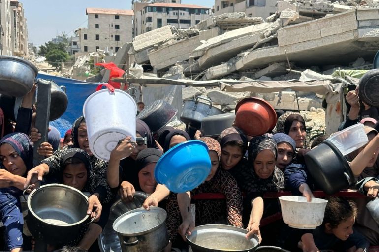 صور تظهر معاناة الحصول على الفتات في ظل سياسة التجويع المستمرة بقطاع غزة