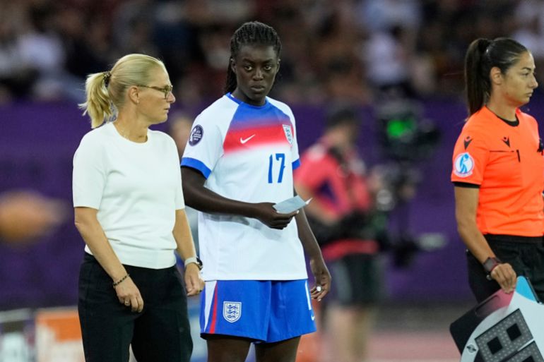 تستمع ميشيل أجيمانغ من إنجلترا إلى المدرب سارينا ويجمان قبل الدخول إلى الملعب خلال Euro 2025 ، المجموعة D ، مباراة كرة القدم بين فرنسا وإنجلترا في Stadion Letzigrund في زيوريخ ، سويسرا ، السبت ، 5 يوليو 2025 (AP Photo/Martin Meissnner)