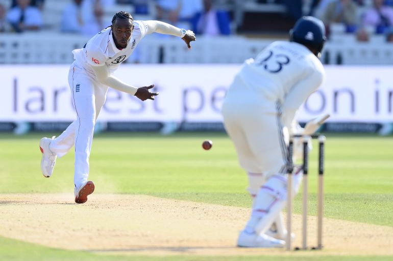 Jofra Archer of England Bowls to Jasprit Bumrah of India خلال اليوم الثالث من الاختبار الثالث